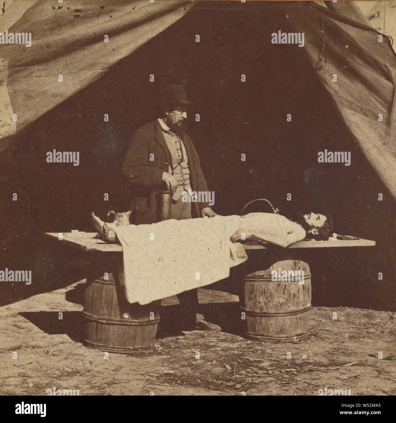 Einbalsamierung Chirurgen bei der Arbeit. Diese Ansicht zeigt Dr. Burr, die Einbalsamierung Chirurg, in den Prozess der Einbalsamierung der toten Soldaten engagiert., Unbekannten, amerikanischen, Taylor & Huntington, über 1862, Eiweiß silber Drucken Stockfoto