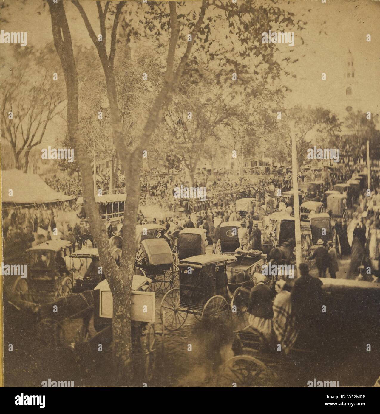 Soldaten Denkmal in Stoneham, Massachusetts/Hauptstraße der Stadt mit Pferdewagen, Unbekannten, amerikanischen, ca. 1870, Eiweiß silber Drucken Stockfoto