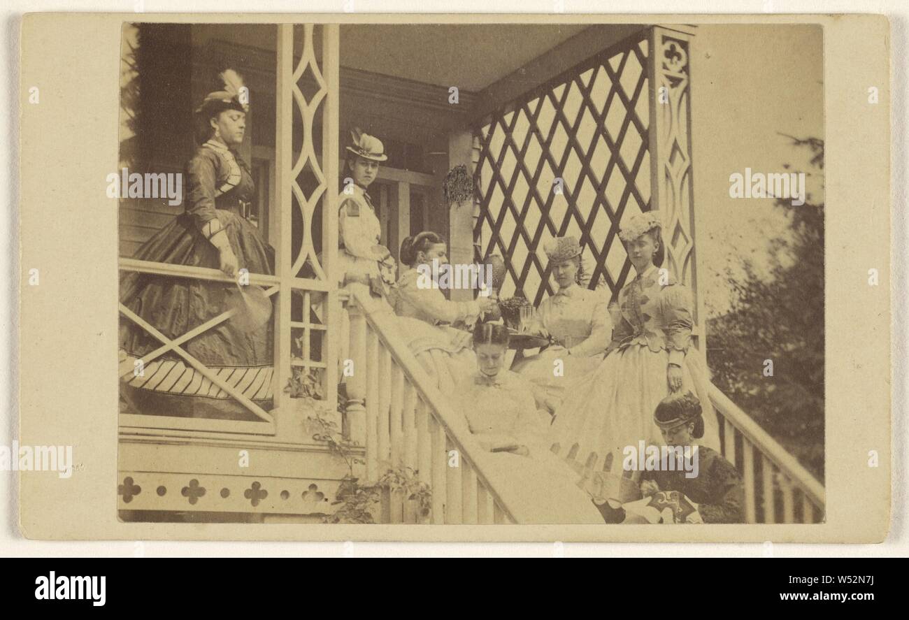 Sieben Frauen entweder stehend oder sitzend auf einer Veranda oder Treppen, George S. Critcherson (American, 1823 - 1892), ca. 1870, Eiweiß silber Drucken Stockfoto