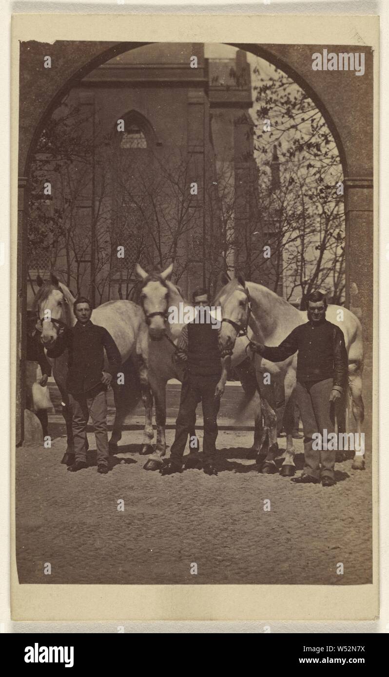 Drei Männer posieren mit drei weißen Pferden, Henry Zeiger (British, 1822-1889), über 1868 Albumen silber Drucken Stockfoto