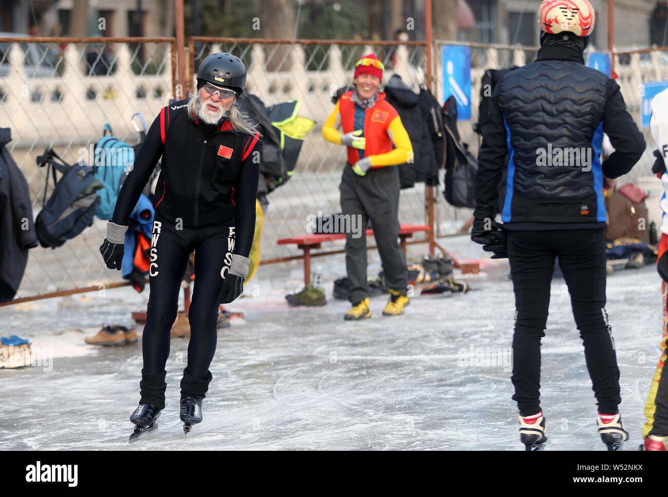 Der 81-jährige chinesische Modell Wang Deshun Schlittschuhen auf dem zugefrorenen Houhai See in Peking, China, 3. Januar 2019. Nach Schlagzeilen für seine beeindrucken Stockfoto