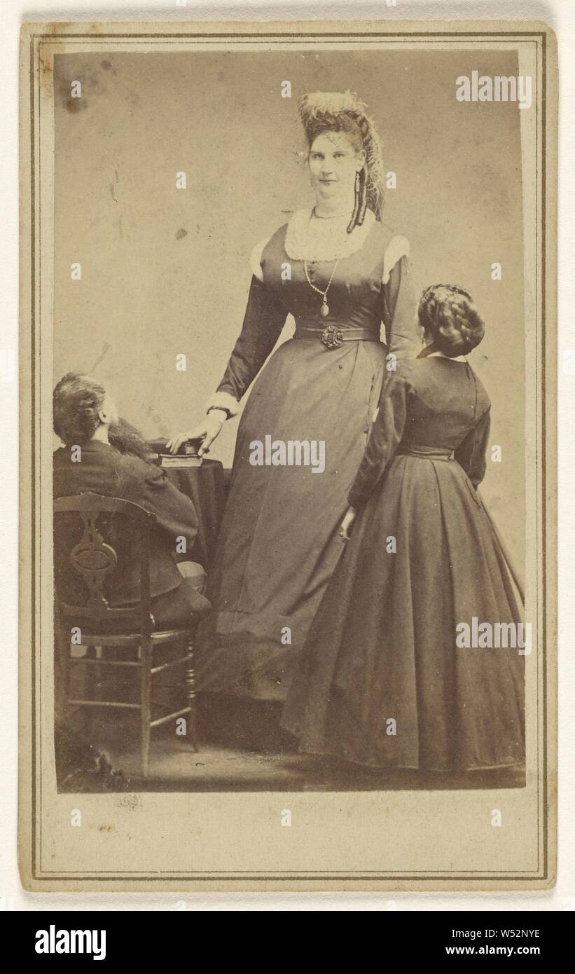 Anna Schwan stehend vor zwei durchschnittlich große Personen., Edward und Henry T. Anthony & Co (American, 1862-1902), 1865-1870, Eiweiß silber Drucken Stockfoto