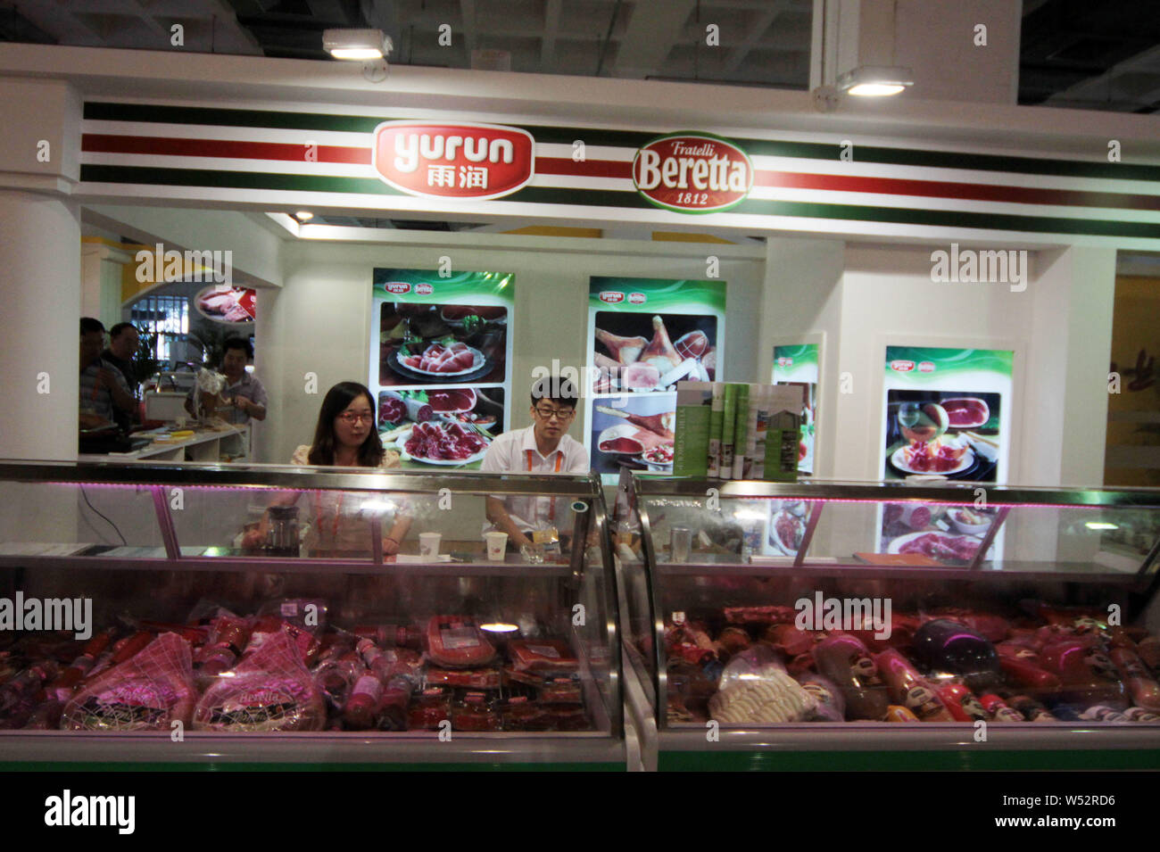 ---- Blick auf den Stand von Yurun Food Group während einer Ausstellung in Peking, China, 18. Juni 2014. Fleisch Lieferant China Yurun Food Group Share pri Stockfoto