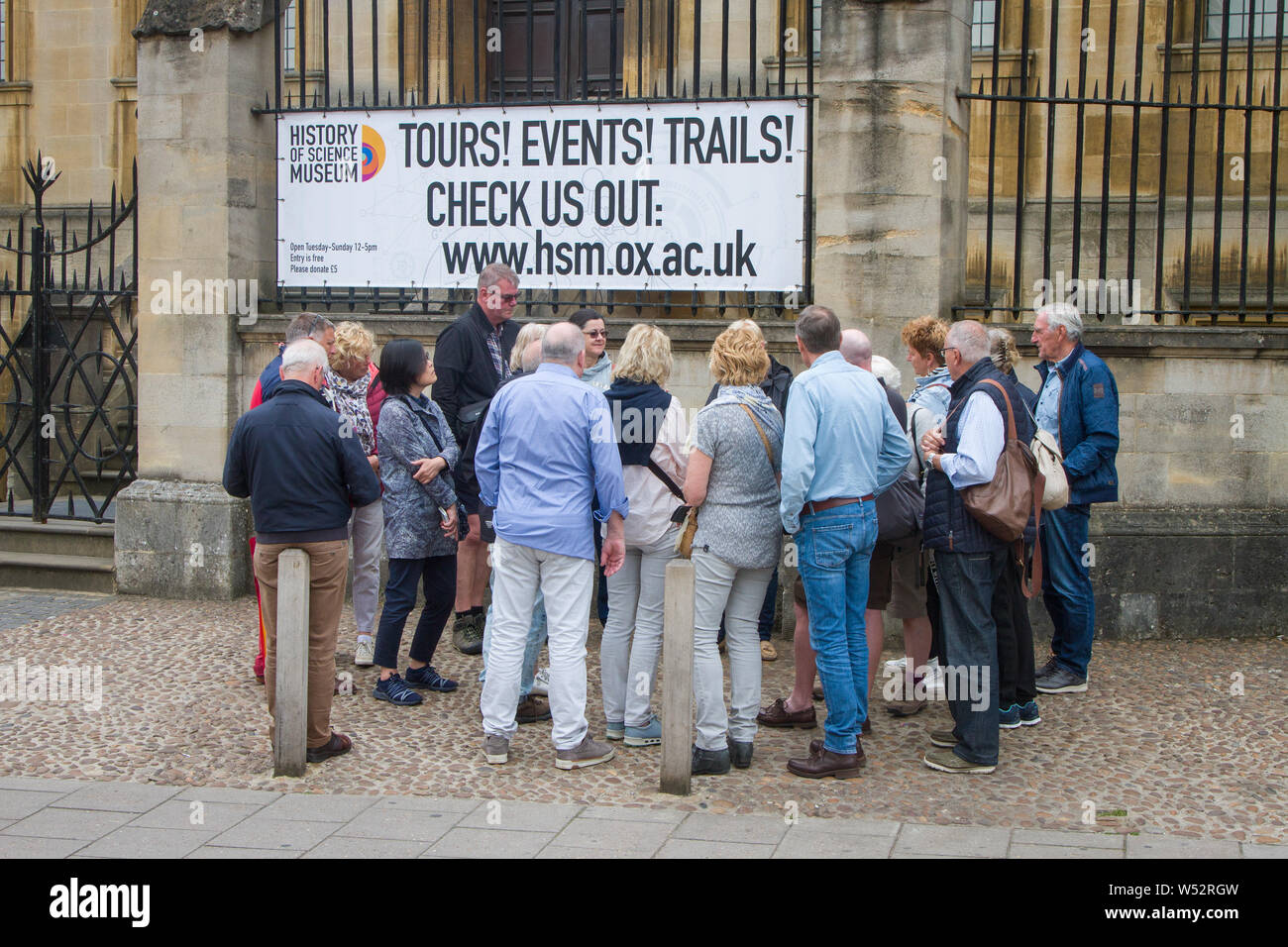 Eine Gruppe von Touristen mit einem Reiseleiter außerhalb der Histoty der Science Museum in der Broad Street, Oxford Stockfoto