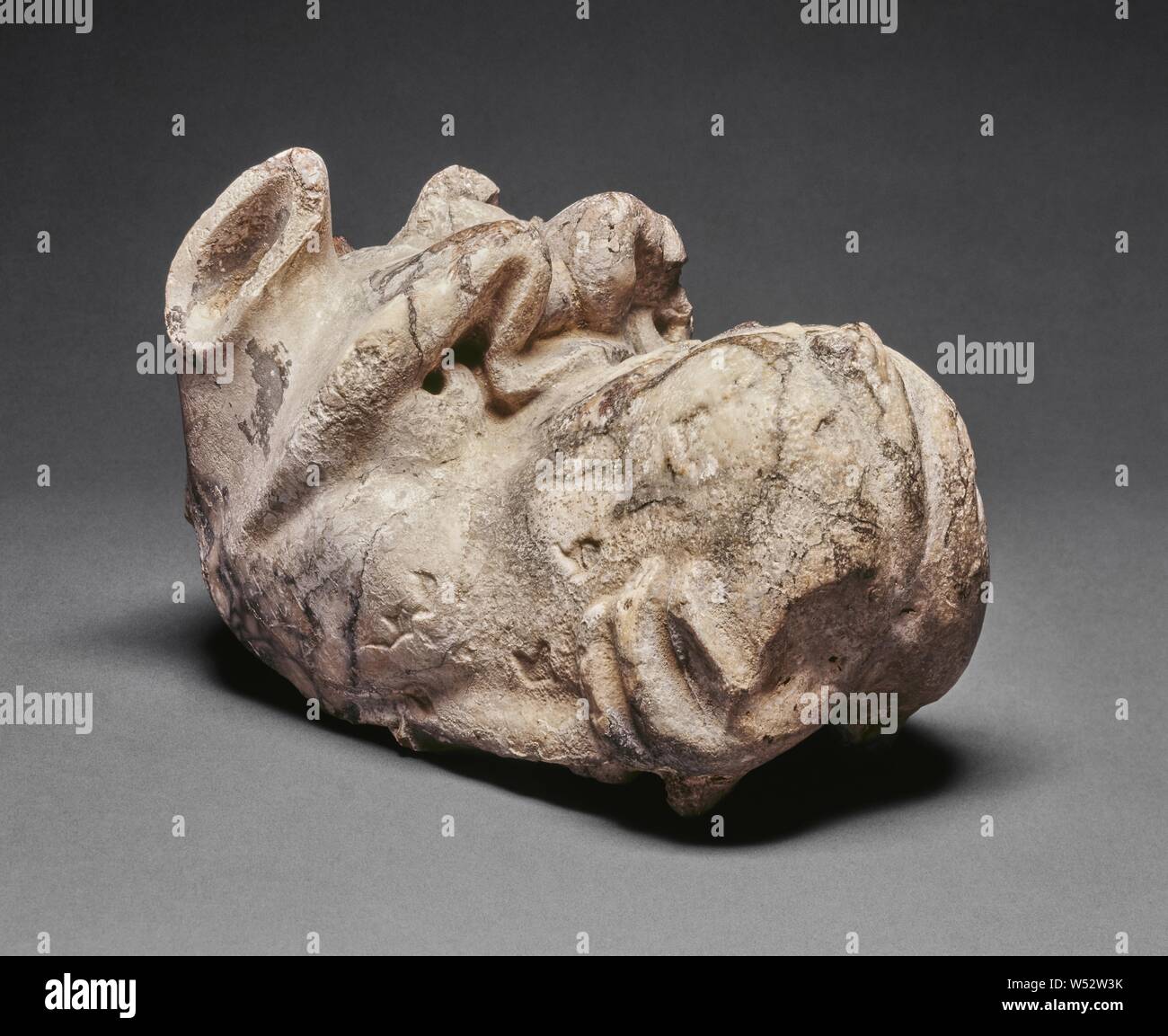 Kopf von einem Seeungeheuer, Unbekannt, Römische Reich, vielleicht spät 1.-2. Jahrhundert n. Chr., Africano Marmor, 17 × 26 cm (6 11/16 x 10 1/4 in Stockfoto