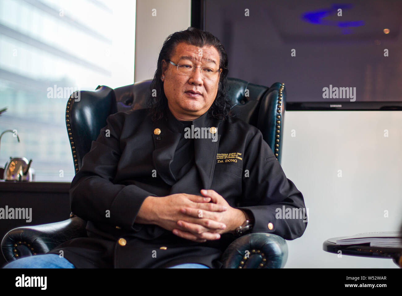 ---- Dong Zhenxiang, Vorsitzender des Da Dong Roast Duck Restaurant, spricht in einem Interview in Shanghai, China, 15. Dezember 2015. Flaggschiff Peking Roa Stockfoto