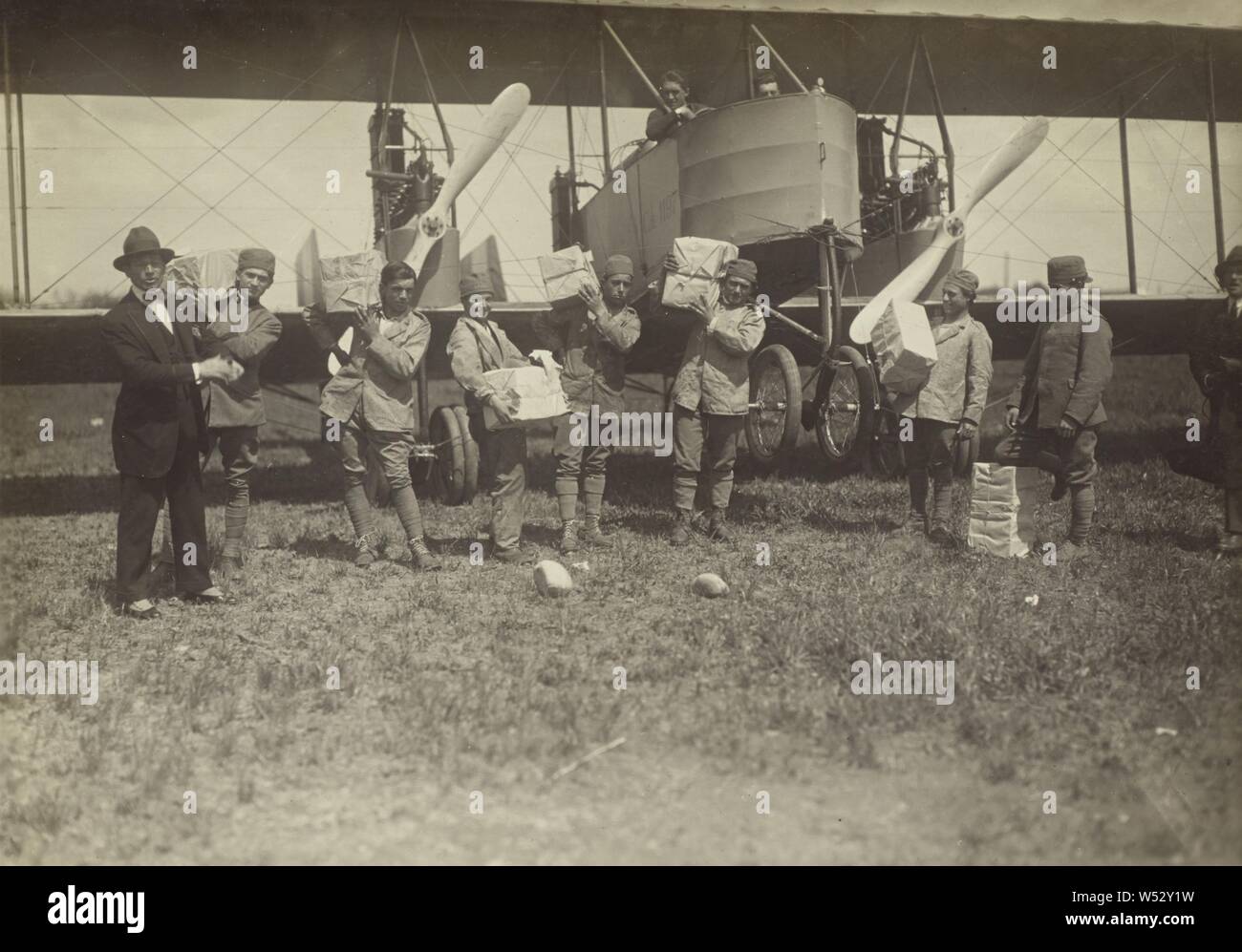 Männer vor einem Caproni Ca gruppiert. 3 Flugzeug, Fédèle Albert (Italienisch, 1895 - 1930), Italien, ca. 1916 - 1919, Silbergelatineabzug, 11,4 x 16,3 cm (4 1/2 x 6 7/16 in Stockfoto