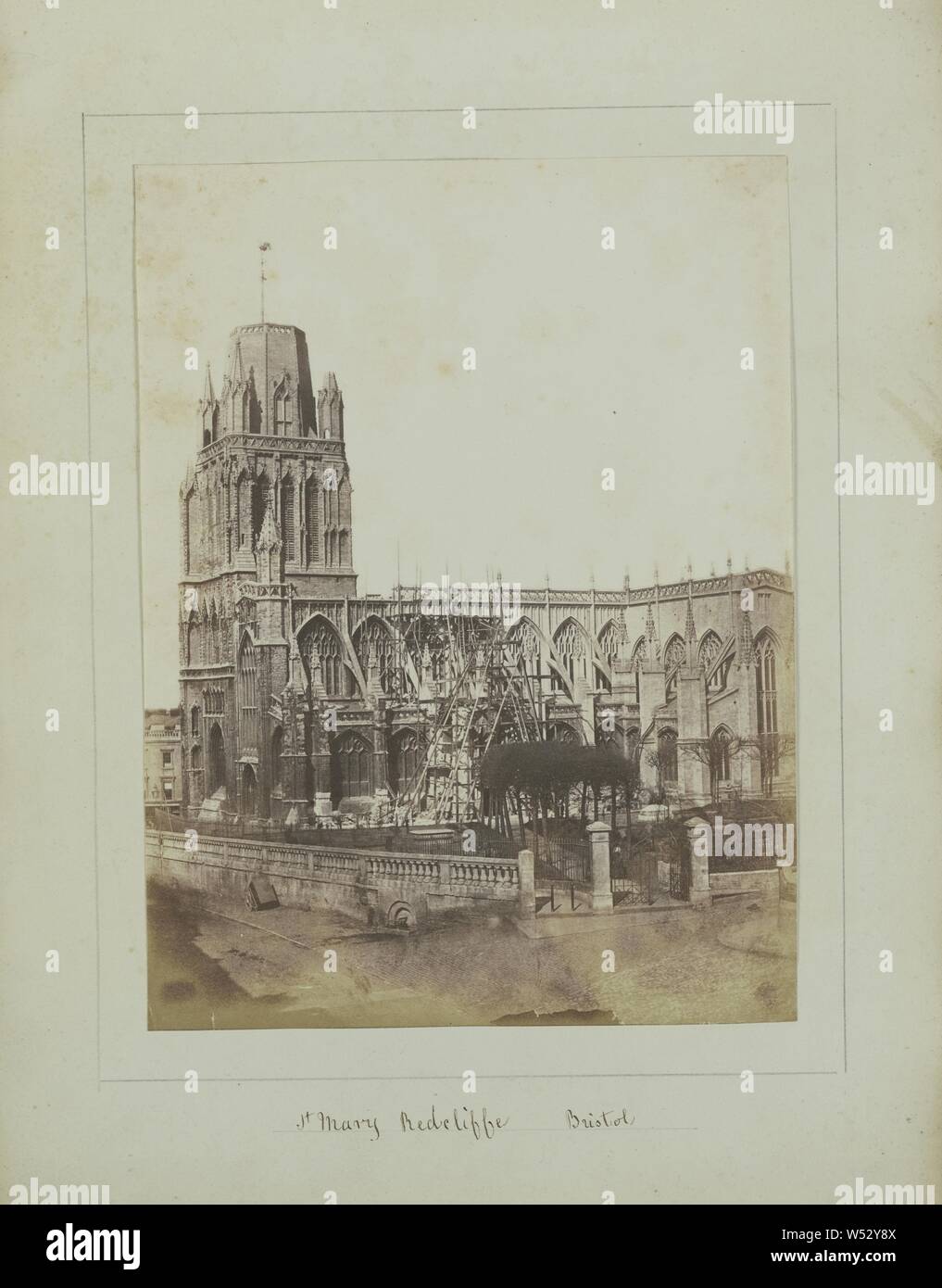 St Mary Redcliffe, Bristol, John Gutch Wheeley Gough (British, 1806 - 1862), Bristol, England, ca. 1857 - 1858, gesalzen Papier drucken, 20,8 × 15,6 cm (8 1/4 x 6 1/8 in. Stockfoto