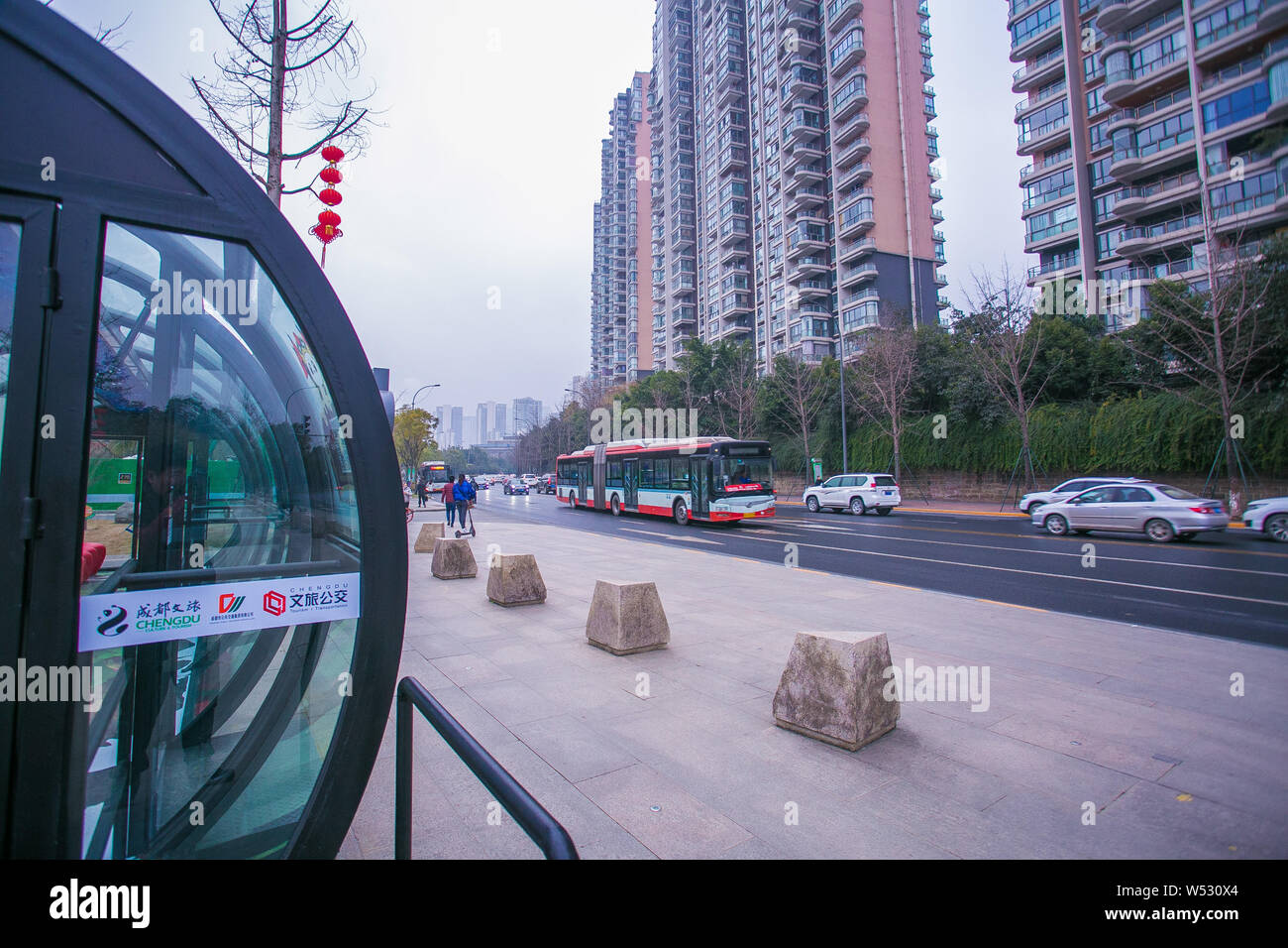 Die vollständig geschlossene Busbahnhof aus Glas mit Gemälden von Sichuan Oper Gesichtsmaske in Chengdu City eingerichtet ist, im Südwesten Chinas Sichuan provinc Stockfoto