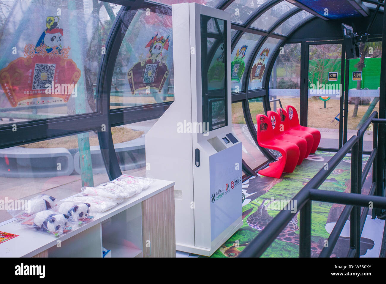 Die vollständig geschlossene Busbahnhof aus Glas mit Gemälden von Sichuan Oper Gesichtsmaske in Chengdu City eingerichtet ist, im Südwesten Chinas Sichuan provinc Stockfoto