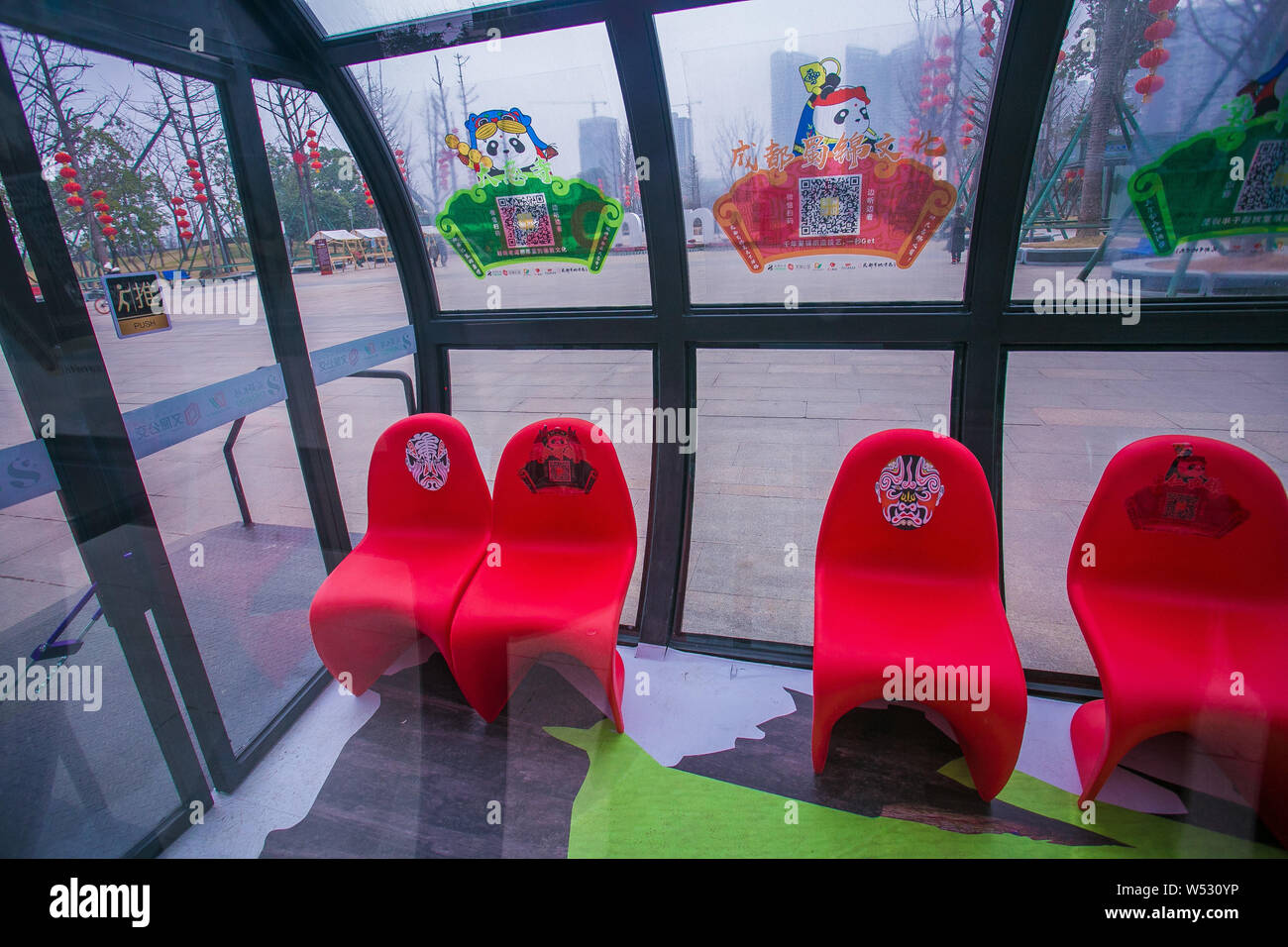 Die vollständig geschlossene Busbahnhof aus Glas mit Gemälden von Sichuan Oper Gesichtsmaske in Chengdu City eingerichtet ist, im Südwesten Chinas Sichuan provinc Stockfoto