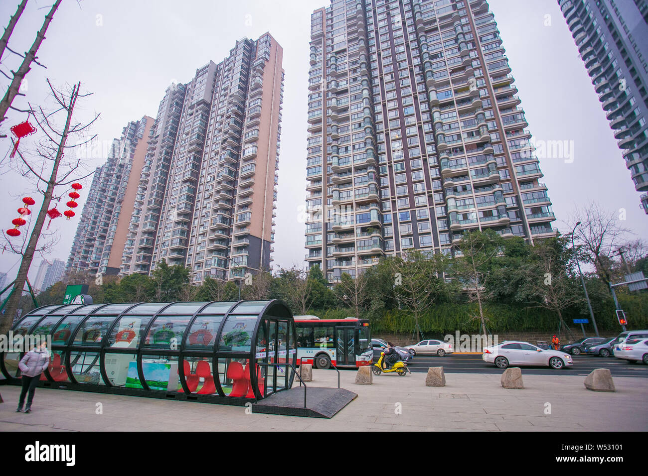 Die vollständig geschlossene Busbahnhof aus Glas mit Gemälden von Sichuan Oper Gesichtsmaske in Chengdu City eingerichtet ist, im Südwesten Chinas Sichuan provinc Stockfoto