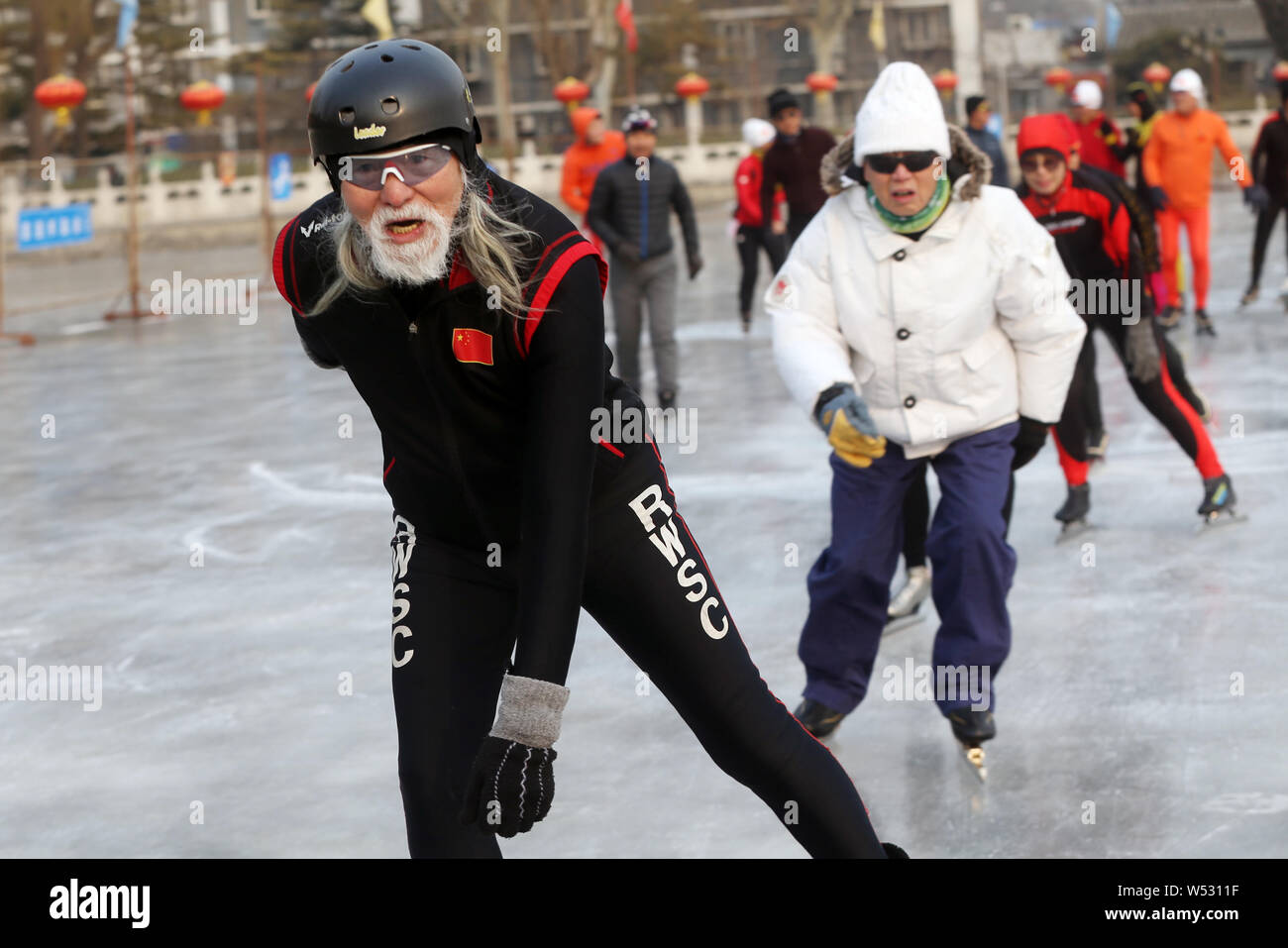 Der 81-jährige chinesische Modell Wang Deshun Schlittschuhen auf dem zugefrorenen Houhai See in Peking, China, 3. Januar 2019. Nach Schlagzeilen für seine beeindrucken Stockfoto