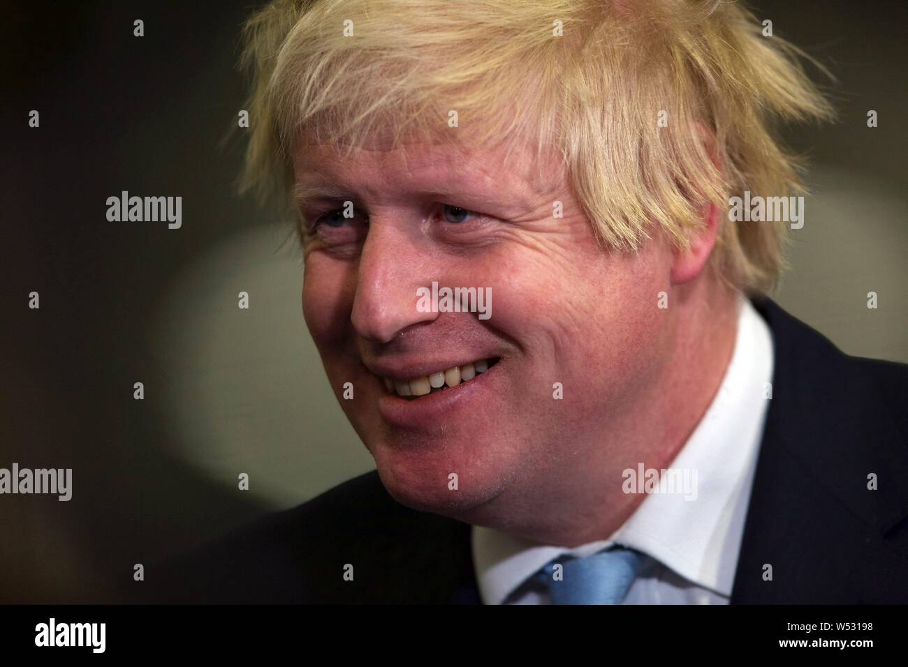UXBRIDGE, ENGLAND - Mai 07: Boris Johnson der Bürgermeister von London in die Zählung für Uxbridge und Ruislip, wo er die M.P. für die West London Wahlkreis. Am 8. Mai 2015, England. an der Brunel University in London während der Uxbridge und South Ruislip zählen am 8. Mai 2015 in Uxbridge, England. Das Vereinigte Königreich hat zu den Urnen gegangen für eine neue Regierung in einem der am stärksten umkämpften allgemeine Wahlen in der jüngsten Geschichte zu stimmen. Stockfoto