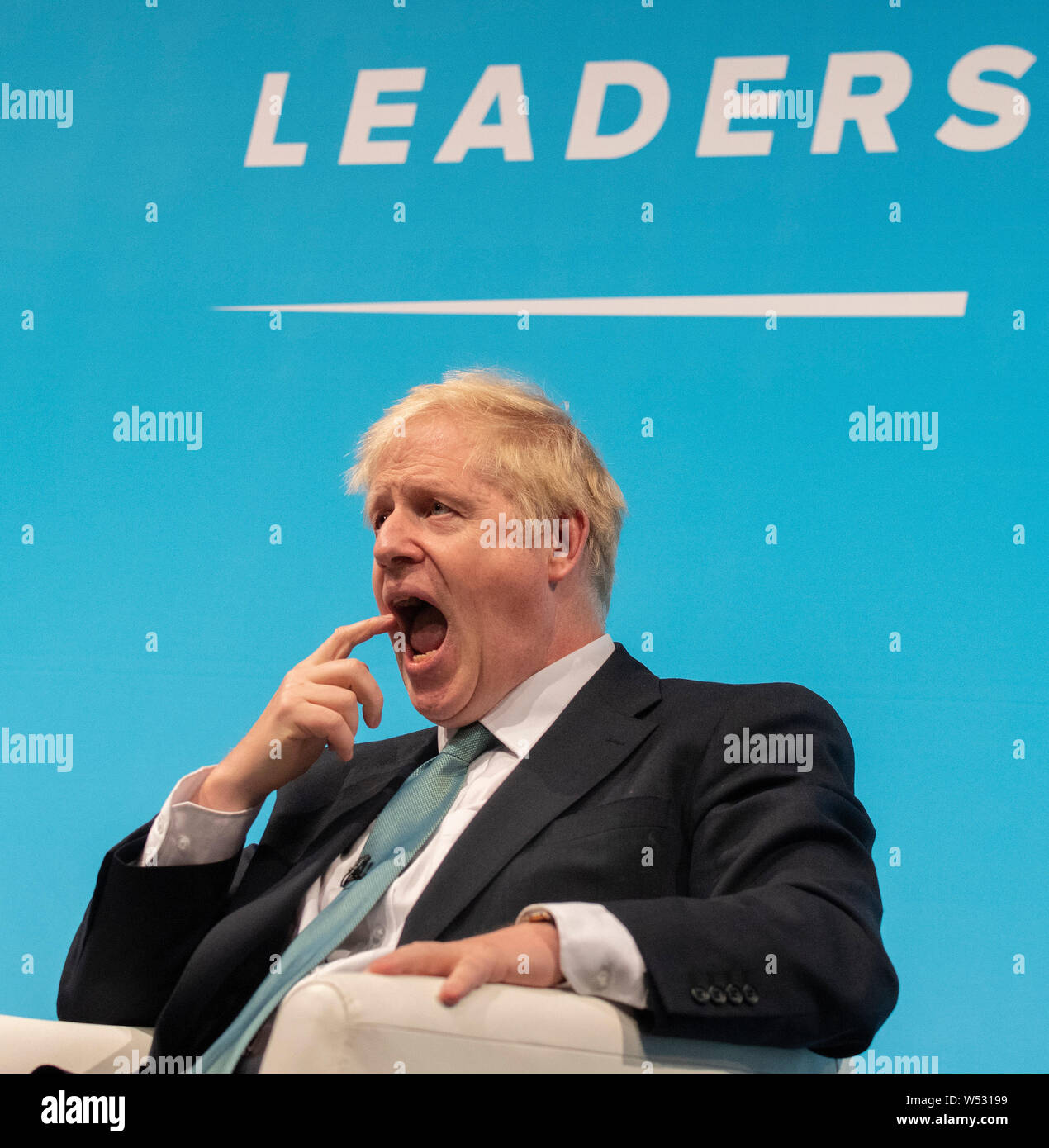 Konservativen Spitzenkandidaten Boris Johnson kommt, bevor man mit einem Publikum von der Partei, als er in eine konservative Partei Führung hustings Ereignis am York Barbican am 04. Juli 2019 in York, England Stockfoto