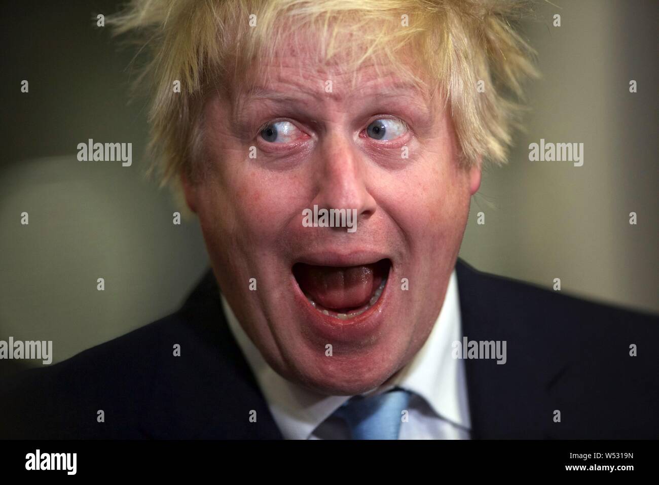 UXBRIDGE, ENGLAND - Mai 07: Boris Johnson der Bürgermeister von London in die Zählung für Uxbridge und Ruislip, wo er die M.P. für die West London Wahlkreis. Am 8. Mai 2015, England. an der Brunel University in London während der Uxbridge und South Ruislip zählen am 8. Mai 2015 in Uxbridge, England. Das Vereinigte Königreich hat zu den Urnen gegangen für eine neue Regierung in einem der am stärksten umkämpften allgemeine Wahlen in der jüngsten Geschichte zu stimmen. Stockfoto