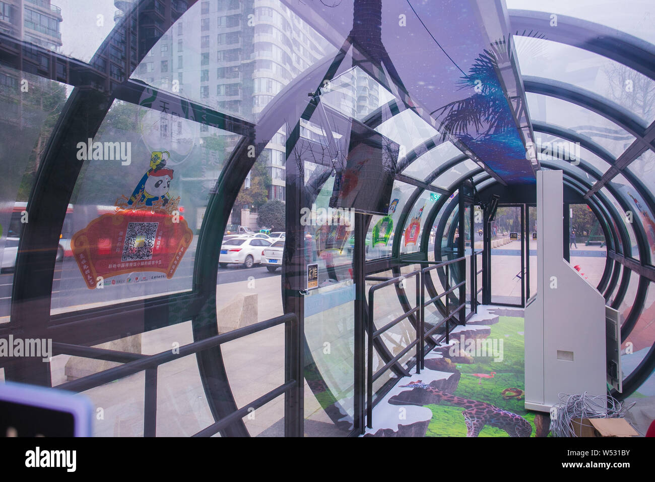 Die vollständig geschlossene Busbahnhof aus Glas mit Gemälden von Sichuan Oper Gesichtsmaske in Chengdu City eingerichtet ist, im Südwesten Chinas Sichuan provinc Stockfoto