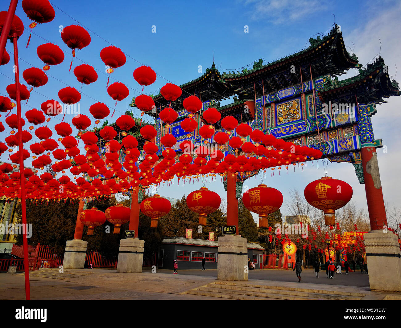 Rote Laternen aufgehängt sind die kommende Frühjahr Festival oder das Chinesische Neue Jahr (Jahr des Schweins) im Tempel der Erde in Peking, China, 27 zu markieren Stockfoto