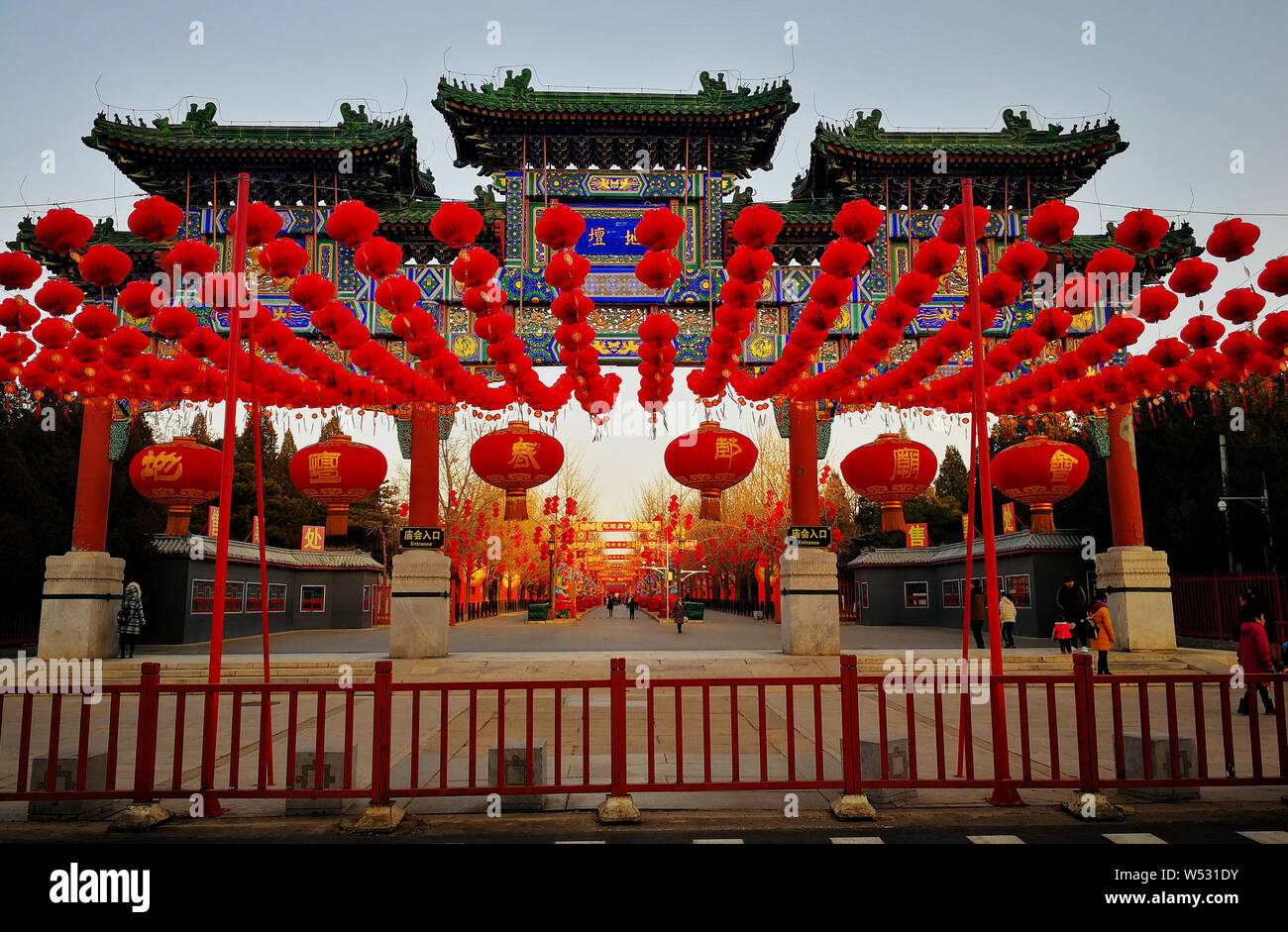 Rote Laternen aufgehängt sind die kommende Frühjahr Festival oder das Chinesische Neue Jahr (Jahr des Schweins) im Tempel der Erde in Peking, China, 27 zu markieren Stockfoto