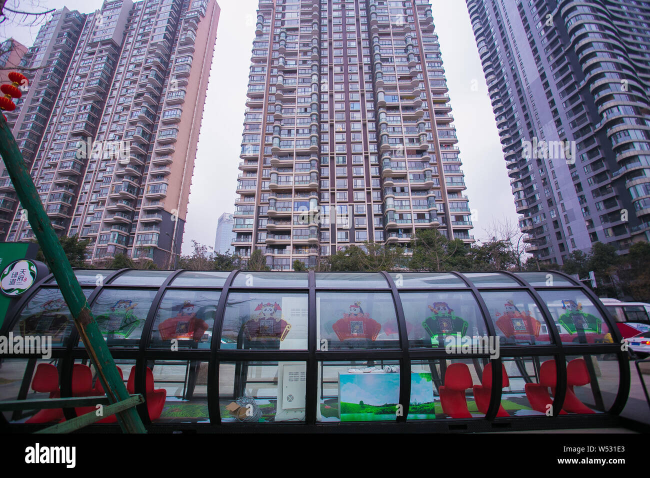 Die vollständig geschlossene Busbahnhof aus Glas mit Gemälden von Sichuan Oper Gesichtsmaske in Chengdu City eingerichtet ist, im Südwesten Chinas Sichuan provinc Stockfoto