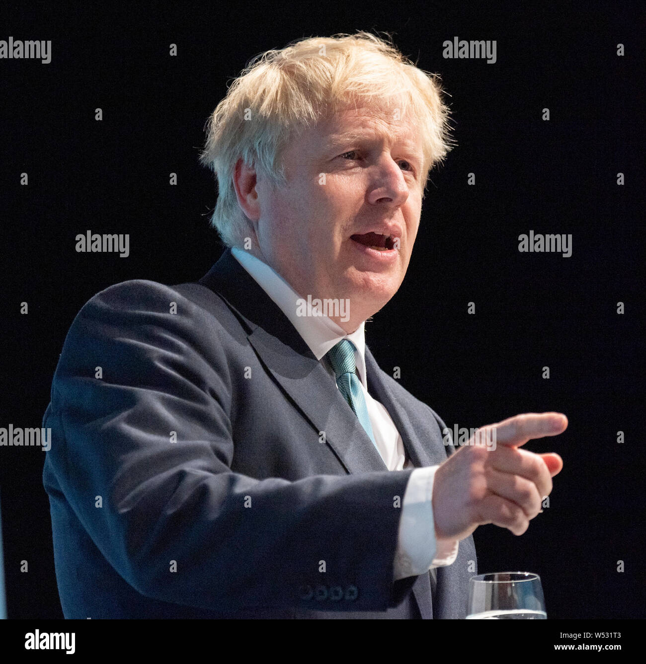 Konservativen Spitzenkandidaten Boris Johnson kommt, bevor man mit einem Publikum von der Partei, als er in eine konservative Partei Führung hustings Ereignis am York Barbican am 04. Juli 2019 in York, England Stockfoto