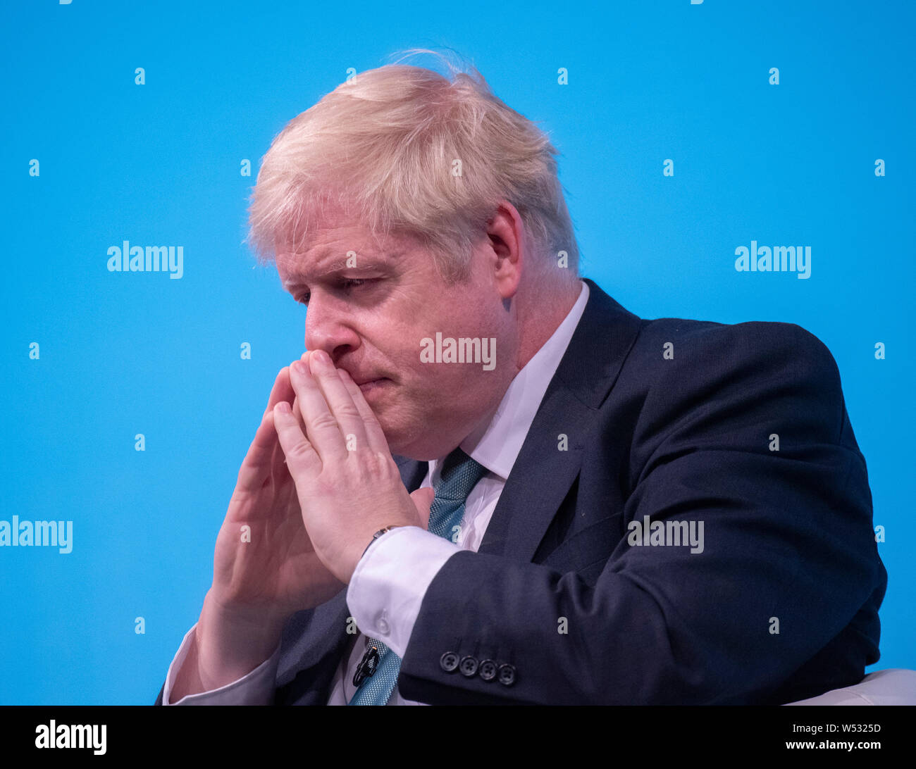 Konservativen Spitzenkandidaten Boris Johnson kommt, bevor man mit einem Publikum von der Partei, als er in eine konservative Partei Führung hustings Ereignis am York Barbican am 04. Juli 2019 in York, England Stockfoto