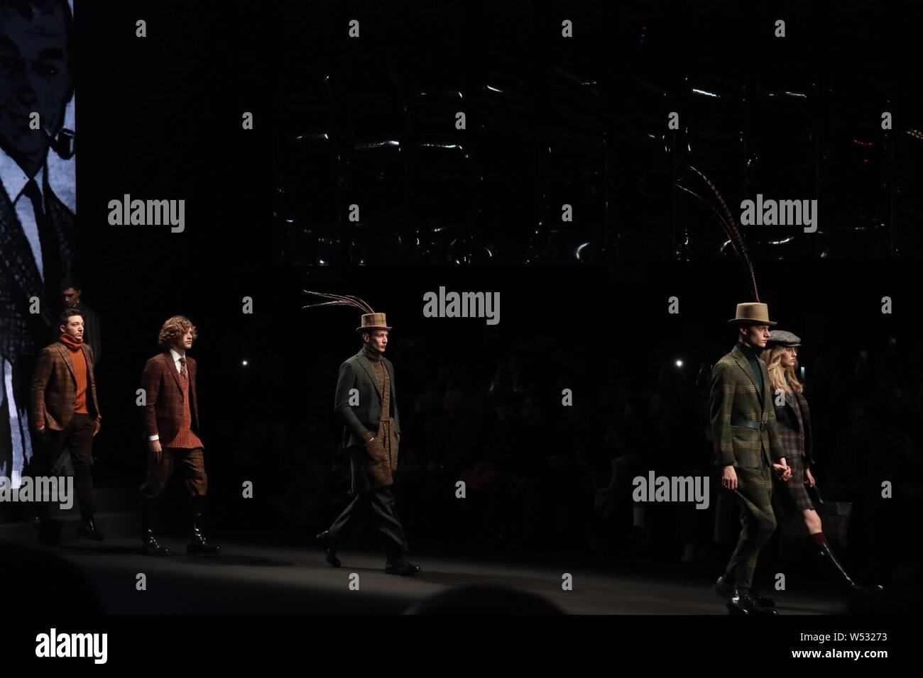 Modelle zeigen neue Kreationen an den Daks-fashion Show, die im Rahmen der Mailänder Men's Fashion Week Herbst/Winter 2019 in Mailand, Italien, 13. Januar 2019. Stockfoto