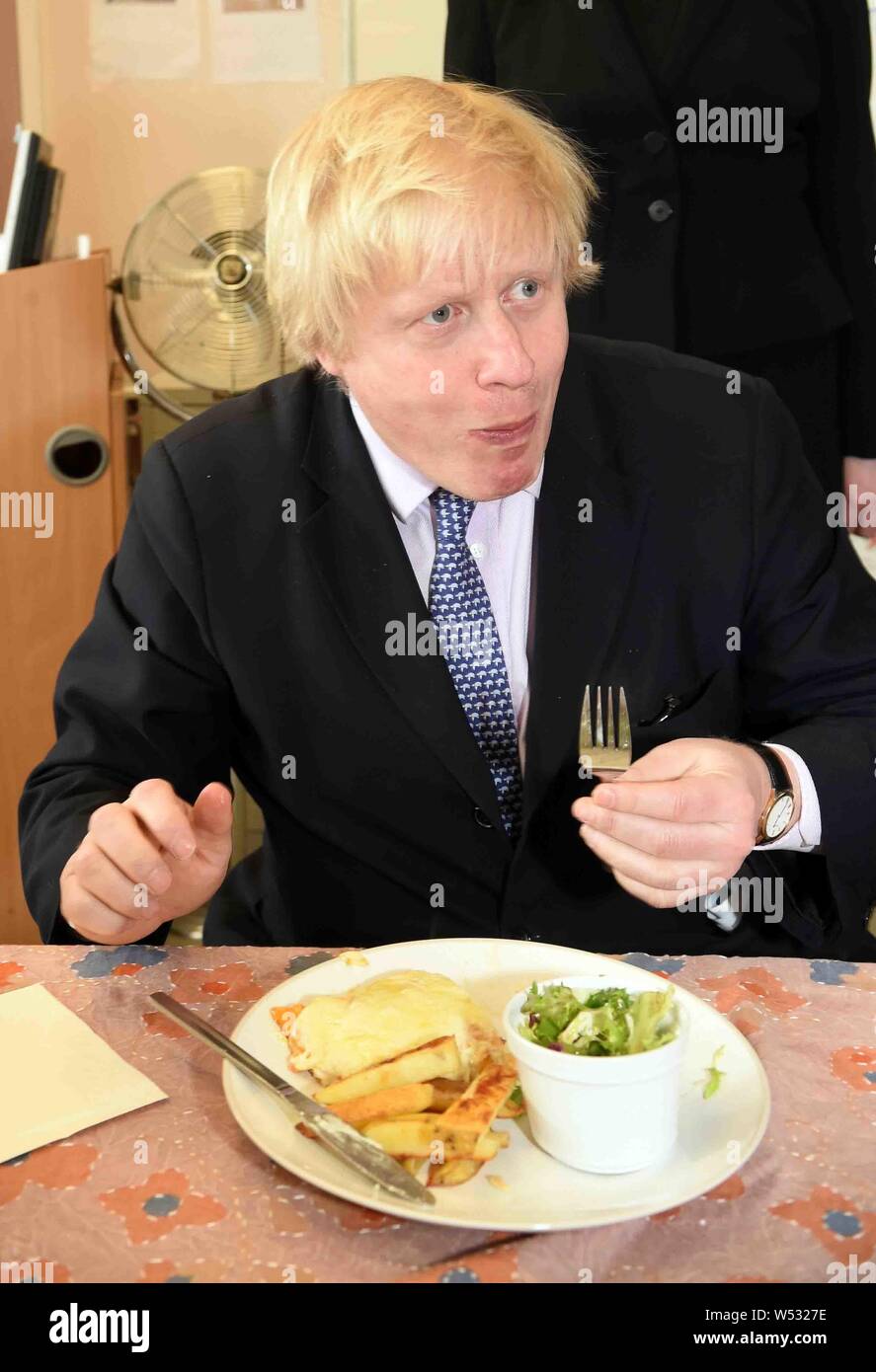 Bürgermeister von London, Boris Johnson visits Conyers Schule in Yarm, wo er an einem alle Partei Diskussion mit Studenten und versuchte ein parmo. Stockfoto