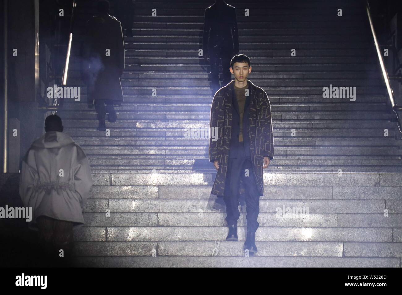 Ein Modell zeigt eine neue Schöpfung an der Ermenegildo Zegna fashion Show, die im Rahmen der Mailänder Men's Fashion Week Herbst/Winter 2019 in Mailand, Italien, 11. Januar Stockfoto