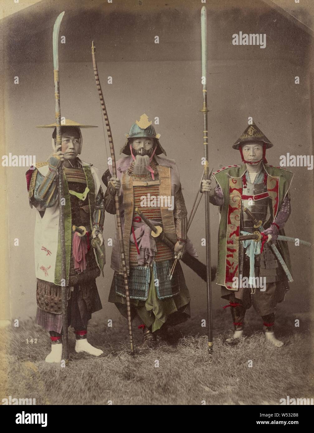 Samurai in Rüstung, Kusakabe Kimbei (Japanisch, 1841 - 1934 , 1880 - ca. 1912), Japan, 1870s - 1890s, handkolorierte Albumen silver Print, 26,6 x 20,5 cm (10 1/2 x 8 1/16 in Stockfoto