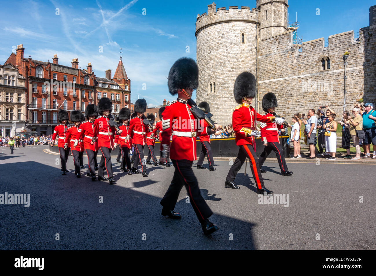 Wachwechsel Zeremonie wie die Soldaten der neuen guard Parade in Windsor Castle die alte Garde zu entlasten. Stockfoto