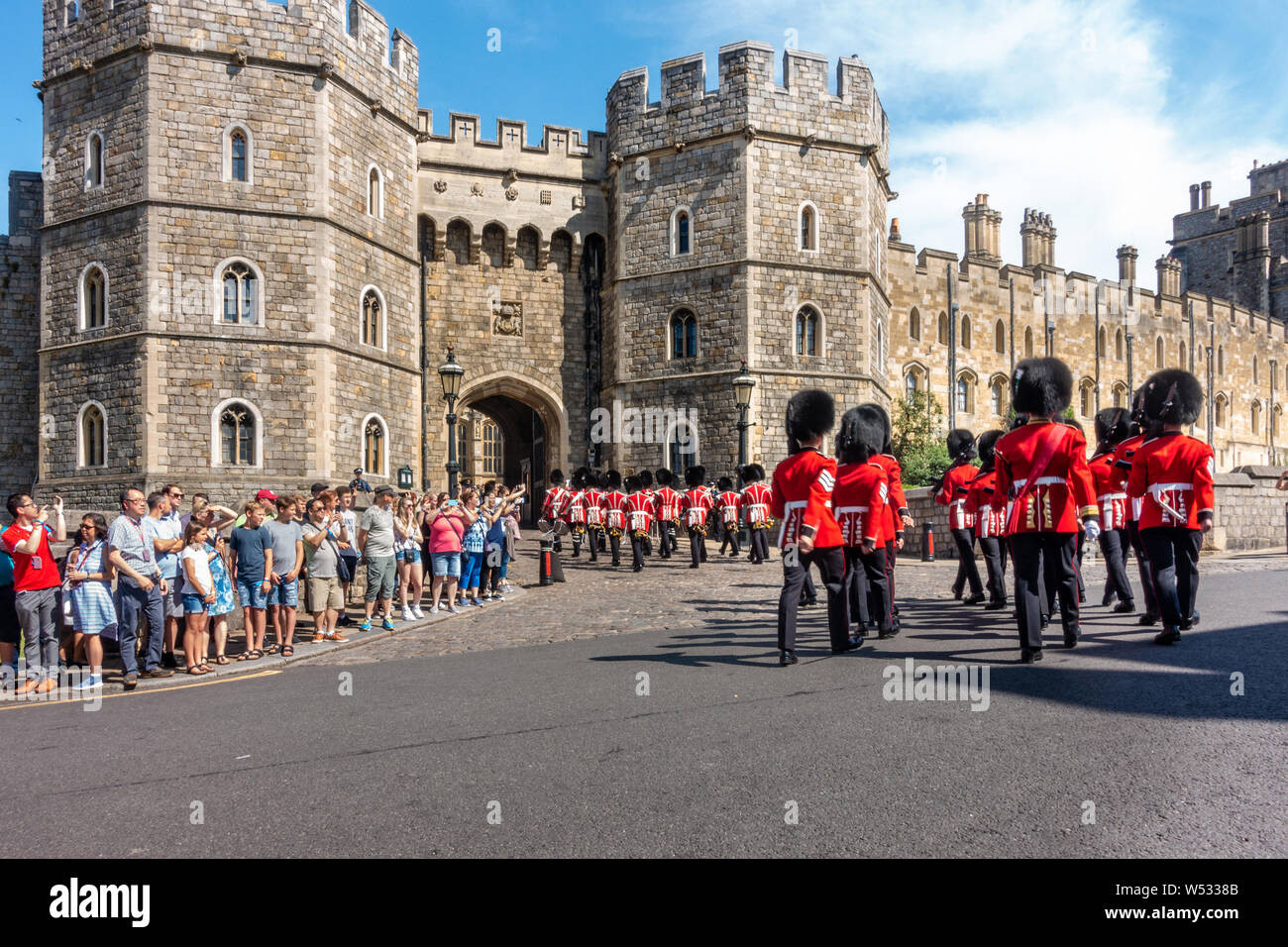 Wachwechsel Zeremonie wie die Soldaten der neuen guard Parade in Windsor Castle die alte Garde zu entlasten. Stockfoto