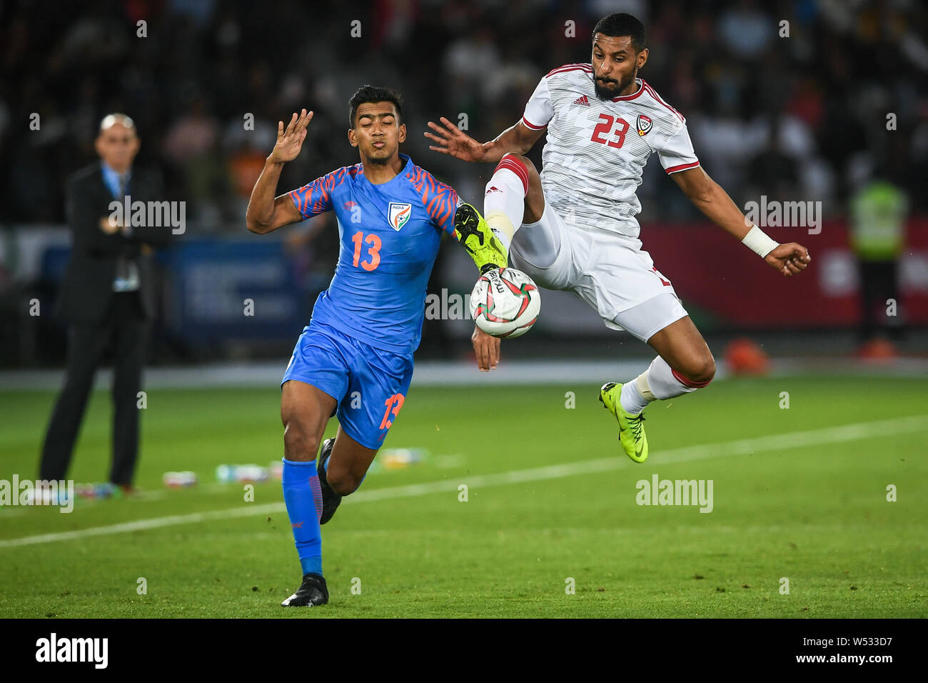 Mohamed Ahmed, rechts, der Vereinigten Arabischen Emirate National Football Team den Ball gegen Ashique Kuruniyan von Indien National Football Team in der Stockfoto
