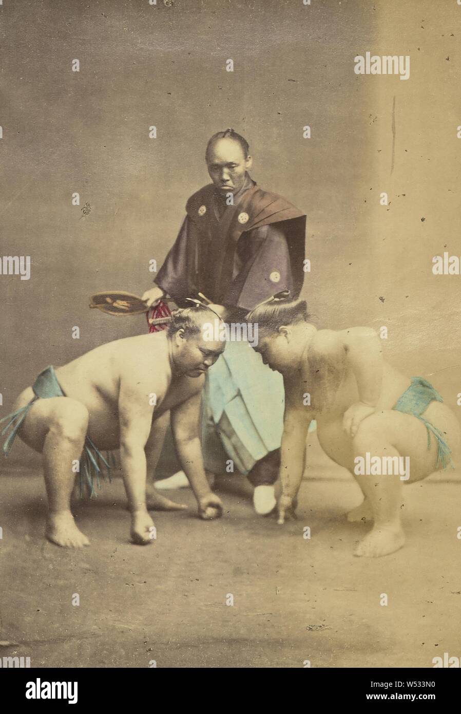 Zwei Japanische Sumo Ringer stellte mit Schiedsrichter, Felice Beato (Englisch, Italien, 1832-1909) geboren, oder Baron Raimund von Stillfried (Österreich, 1839 - 1911), Japan, 1868-1880, von Hand gefärbt Eiweiß Silber drucken, 13,8 × 9,5 cm (5 7/16 x 3 3/4 in Stockfoto