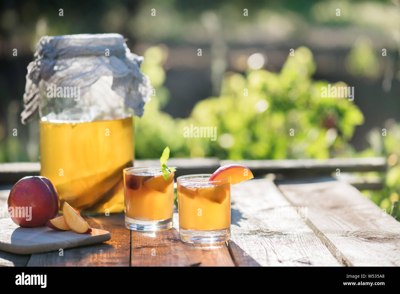 Hausgemachte fermentiert raw kombucha Tee mit Pfirsich. Gesunde natürliche Probiotische aromatisierte Getränk. Selektive konzentrieren. Platz kopieren Stockfoto