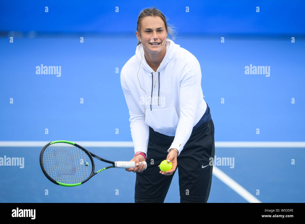 Aryna Sabalenka von Belarus interagiert mit einem kleinen Ventilator vor der 2019 WTA Shenzhen Open Tennis Turnier in Shenzhen City, South China Guangdong Stockfoto