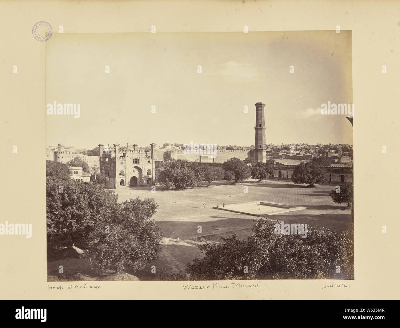 Lahore, Tor der Moschee aus dem Minarett, Samuel Bourne (Englisch, 1834-1912), Lahore, Pakistan, um 1863 - 1864, Eiweiß silber Drucken, 23 × 28,3 cm (9 1/8 x 11 1/8 in. Stockfoto