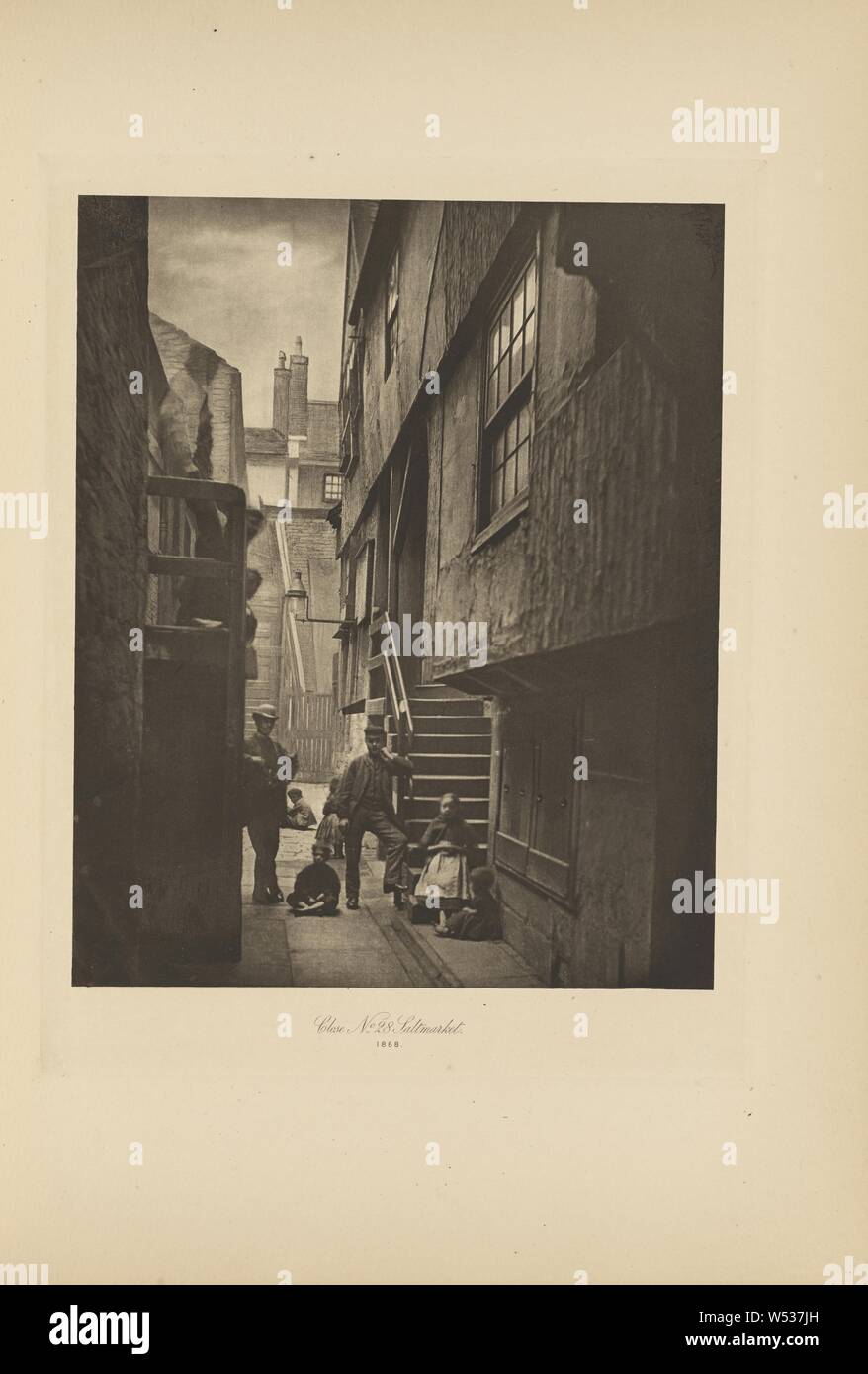 Schließen Nr. 28 Saltmarket, Thomas Annan (Schottische, 1829-1887), Glasgow, Schottland, negative 1868, Druck 1900, Photogravüre, 22,6 × 18,4 cm (8 7/8 x 7 1/4 in Stockfoto