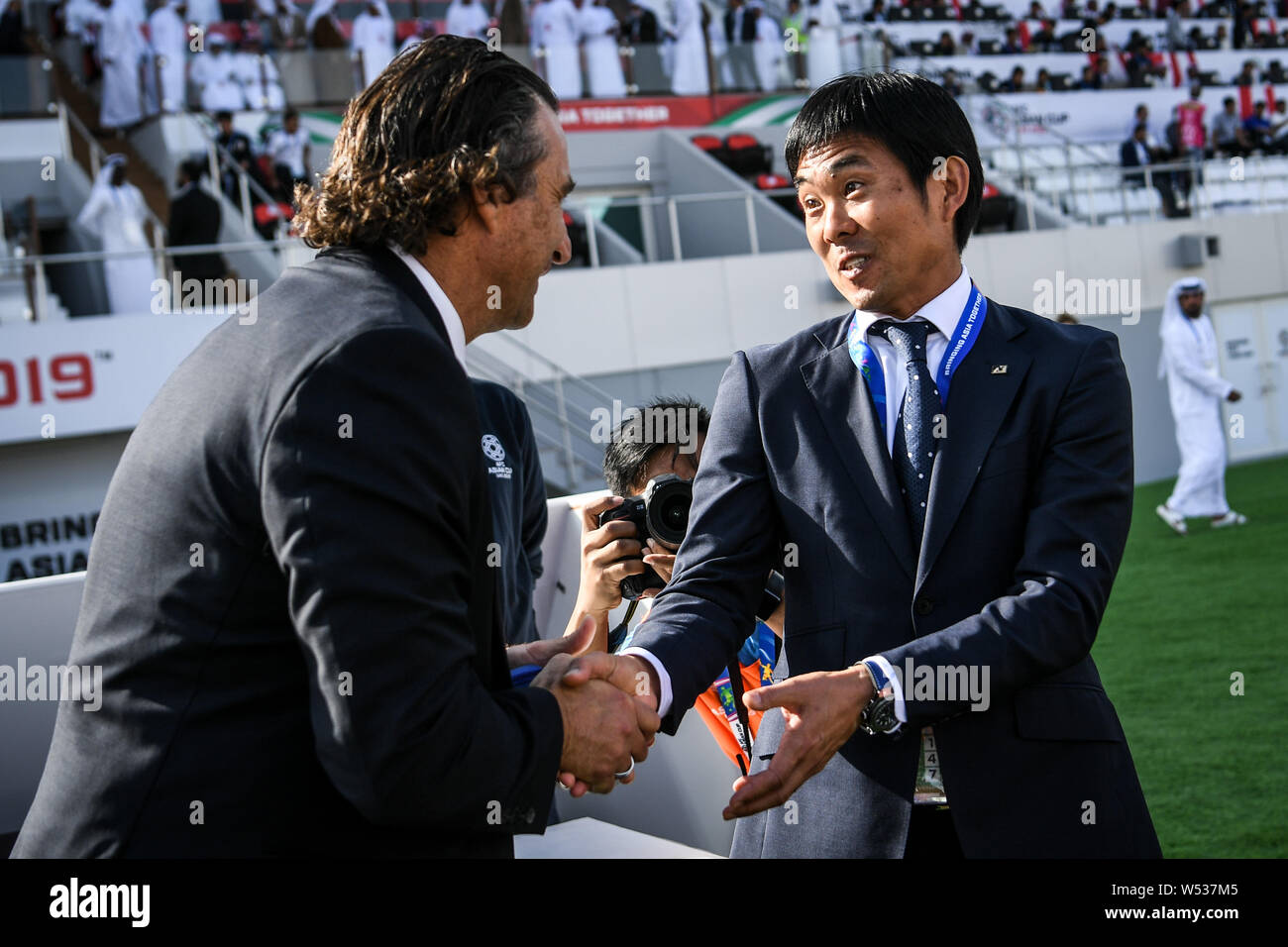 Head Coach Juan Antonio Pizzi von Saudi-arabien, Links, und Haupttrainer Hajime Moriyasu von Japan schütteln sich die Hände, bevor der Umlauf von 16 Match zwischen Japan ein Stockfoto