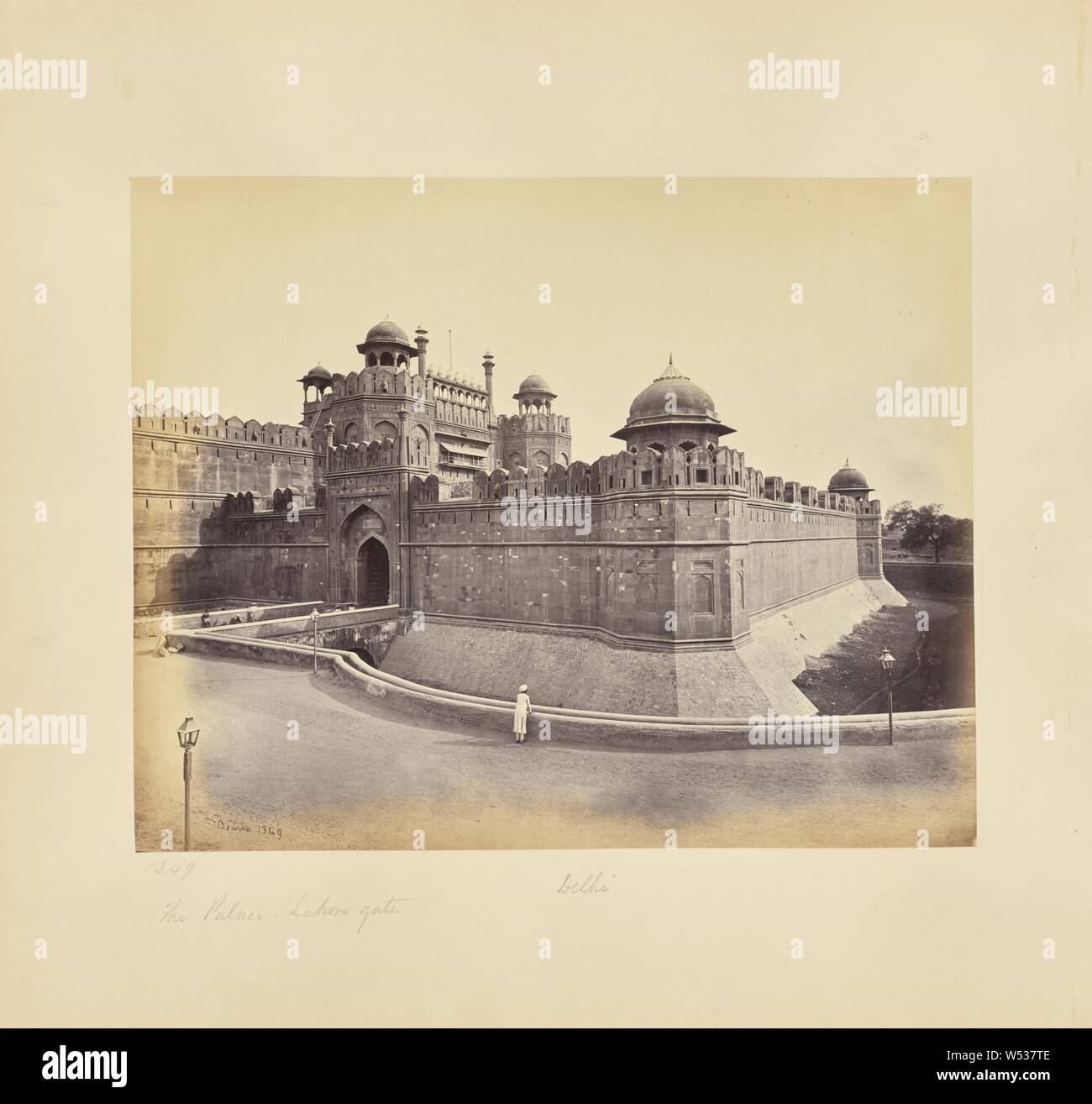 Delhi, der Palast, Lahore Tor, Samuel Bourne (Englisch, 1834-1912), Delhi, Indien, ca. 1866, Eiweiß Silber drucken, 23,2 × 29 cm (9 1/8 x 11 7/16 Stockfoto