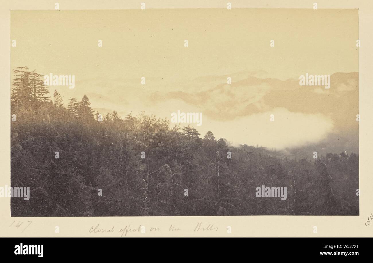 Simla, Cloud Wirkung auf Hügeln, Samuel Bourne (Englisch, 1834-1912), Simla, Indien 1863, Eiweiß Silber drucken, 9,9 x 16,8 cm (3 7/8 x 6 5/8 Zoll Stockfoto