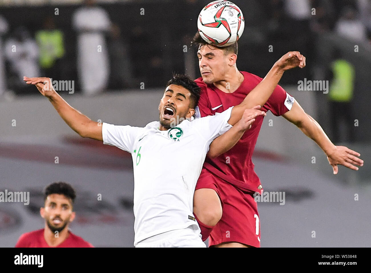 Bassam Al-Rawi, rechts, von Qatar Köpfe die Kugel gegen Housain Al-Mogahwi von Saudi-arabien im Jahr 2019 AFC Asian Cup Gruppe E Fußballspiel zwischen Sau Stockfoto