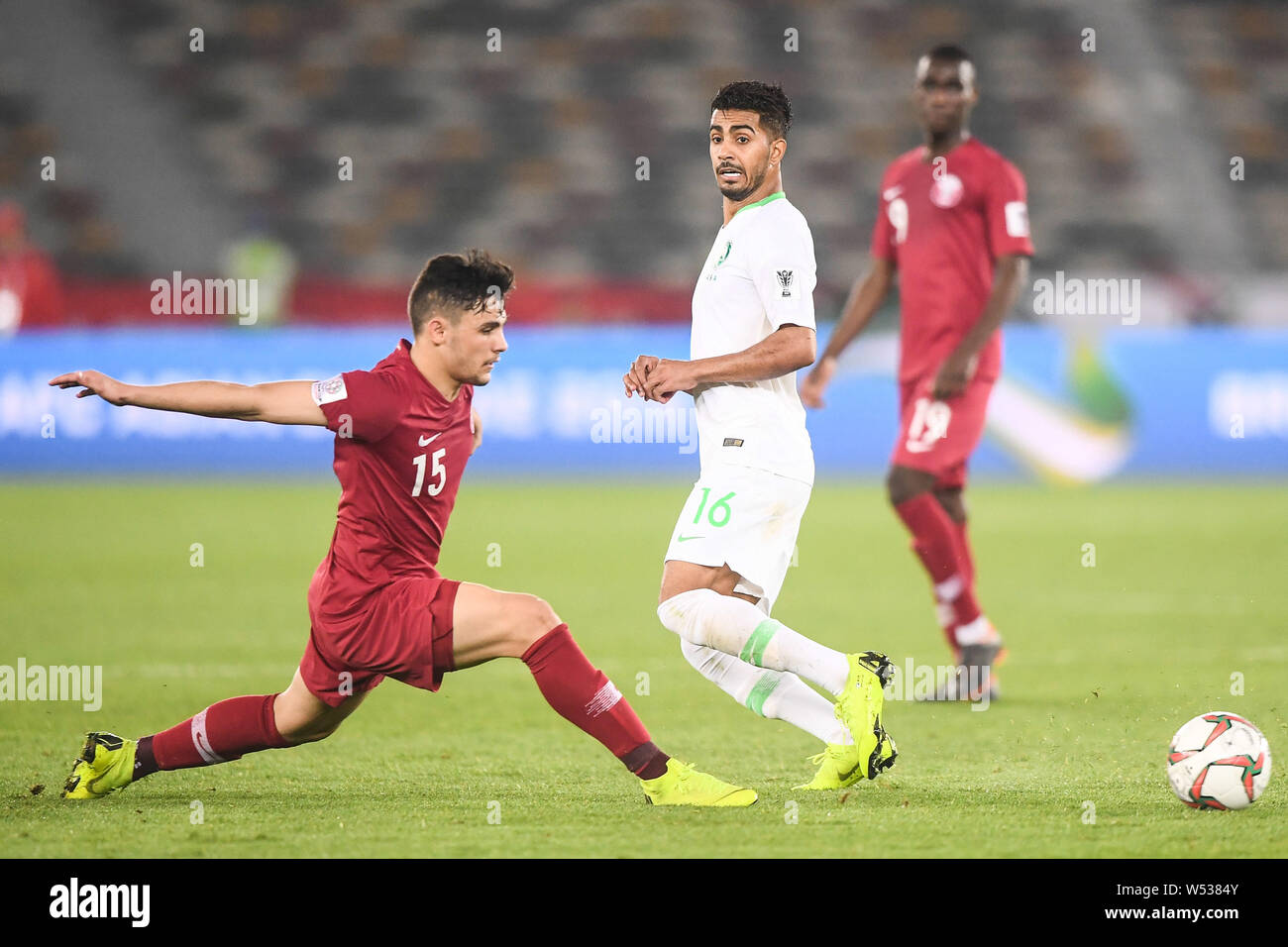 Bassam Al-Rawi, links, von Qatar dribbelt gegen Housain Al-Mogahwi von Saudi-arabien im Jahr 2019 AFC Asian Cup Gruppe E Fußballspiel zwischen Saudi-arabischen Stockfoto