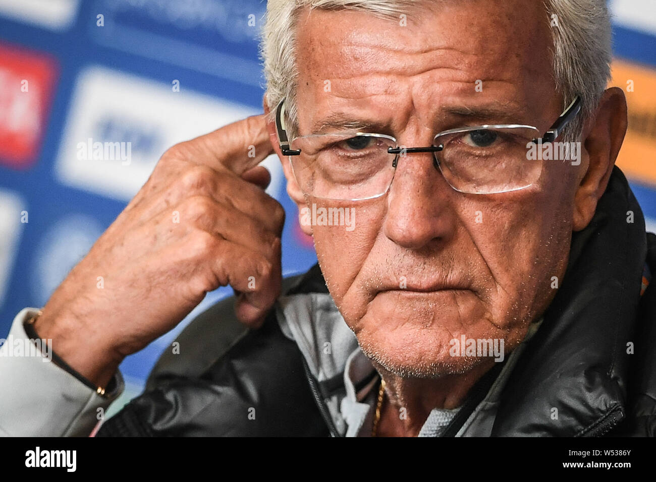 Head Coach Marcello Lippi der chinesischen nationalen Männer Fußball Team auf einer Pressekonferenz vor der Runde der letzten 16 gegen Thailand nationale fo Stockfoto