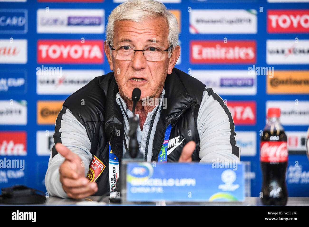 Head Coach Marcello Lippi der chinesischen nationalen Männer Fußball Team auf einer Pressekonferenz vor der Runde der letzten 16 gegen Thailand nationale fo Stockfoto