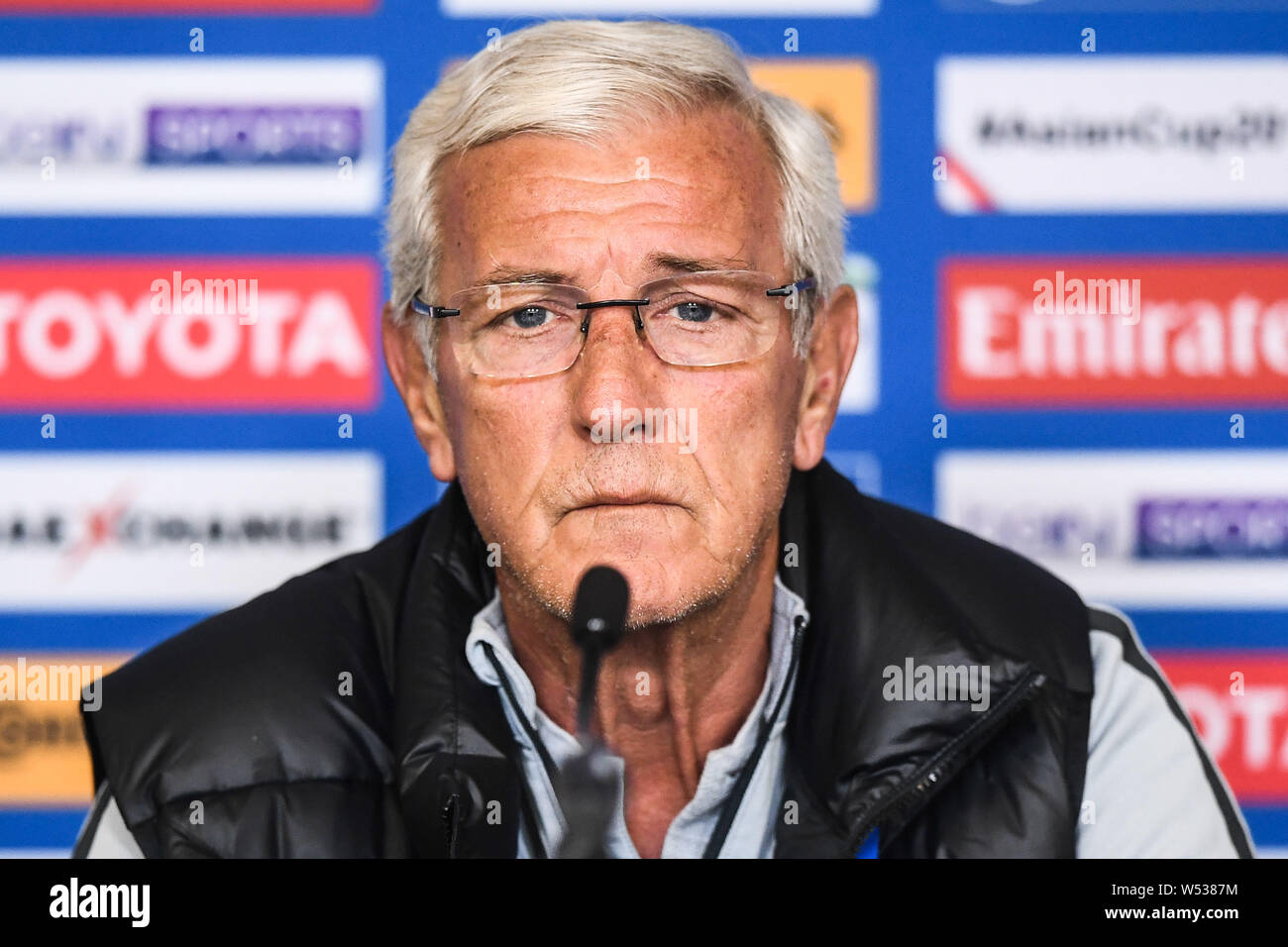 Head Coach Marcello Lippi der chinesischen nationalen Männer Fußball Team auf einer Pressekonferenz vor der Runde der letzten 16 gegen Thailand nationale fo Stockfoto