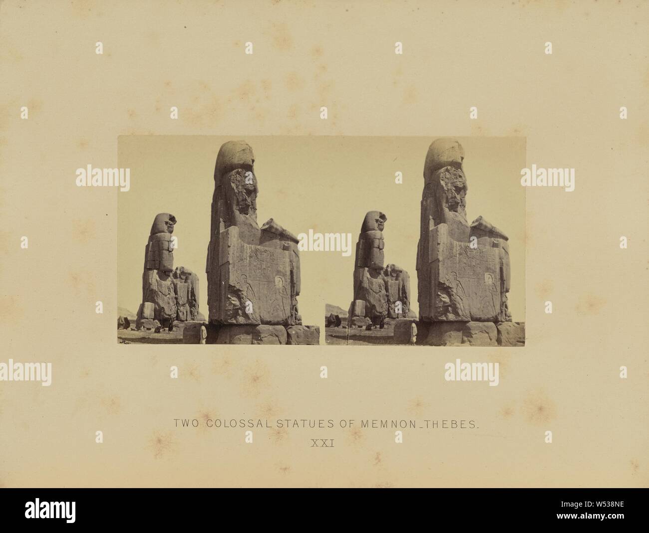 Zwei kolossale Statuen von Memnon, Theben, Francis Frith (Englisch, 1822-1898), London, England, 1859-1860, getönte Eiweiß Silber drucken, 7,2 x 14 cm (2 13/16 x 5 1/2 in. Stockfoto