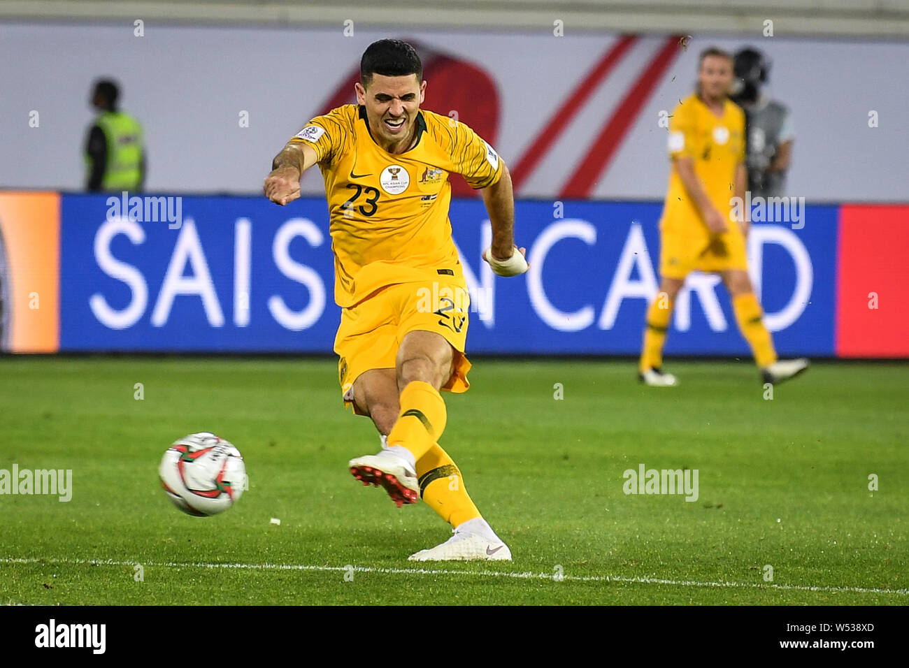 Tom Rogic von Australien kickt den Ball gegen Syrien in der AFC Asian Cup Gruppe B Spiel in Al Ain, Vereinigte Arabische Emirate, 15. Januar 2019 zu schießen. Stockfoto