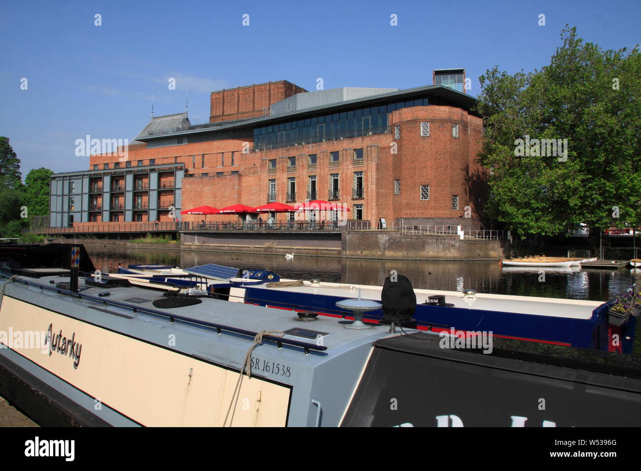 Shakespeare Theater von angelegten Kanal Boote auf dem Fluss Avon Stockfoto