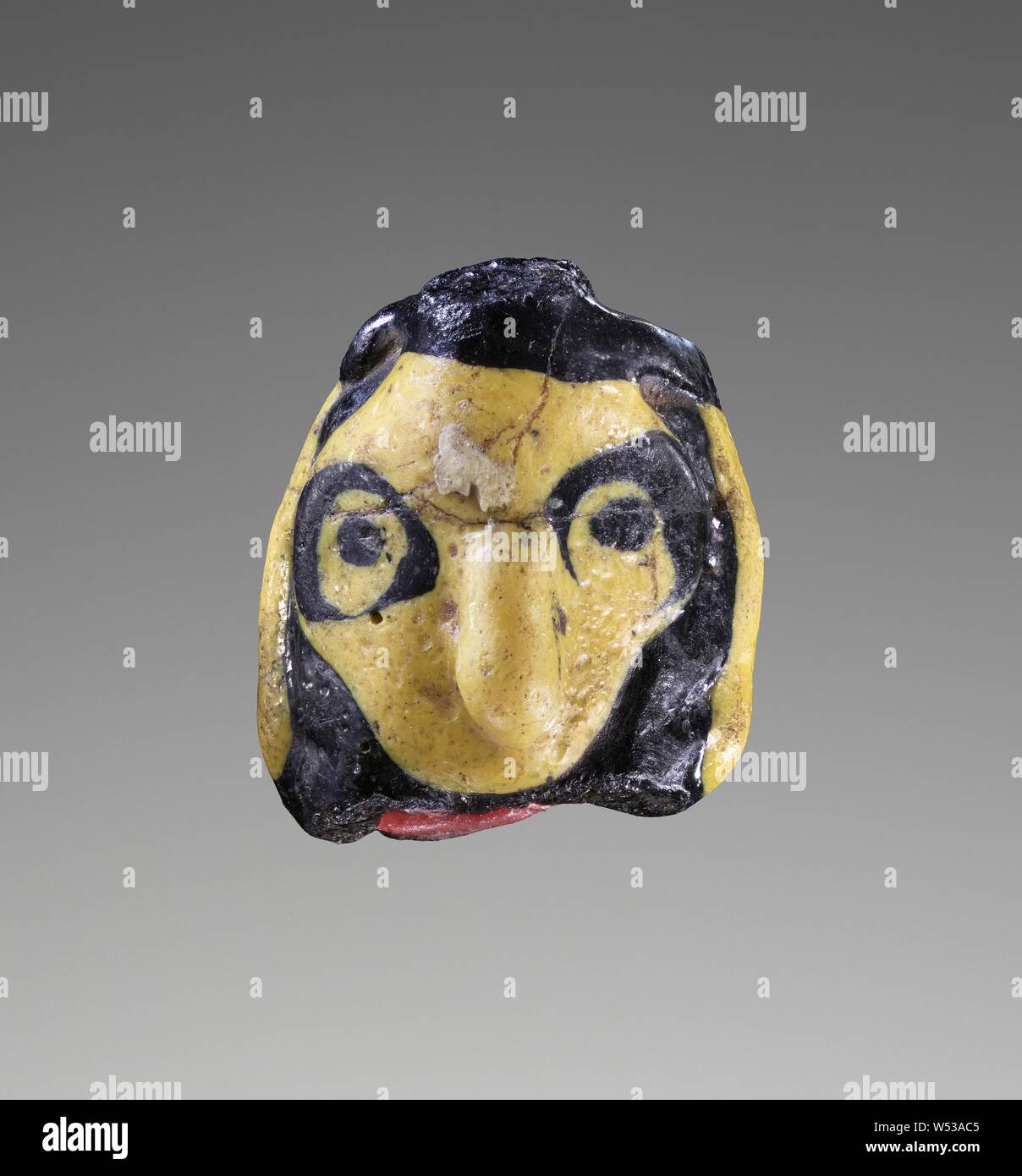 Geflammt - arbeitete Gesicht Raupe, Unbekannt, Olbia, am Schwarzen Meer, Griechenland, 5. bis 4. Jahrhundert v. Chr., Glas, 1,5 cm (9/16 Zoll Stockfoto